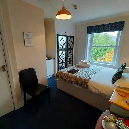 Arden House 4*